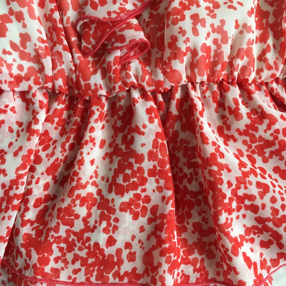 Feminine Tiered Printed Top - Picture 3 of 4